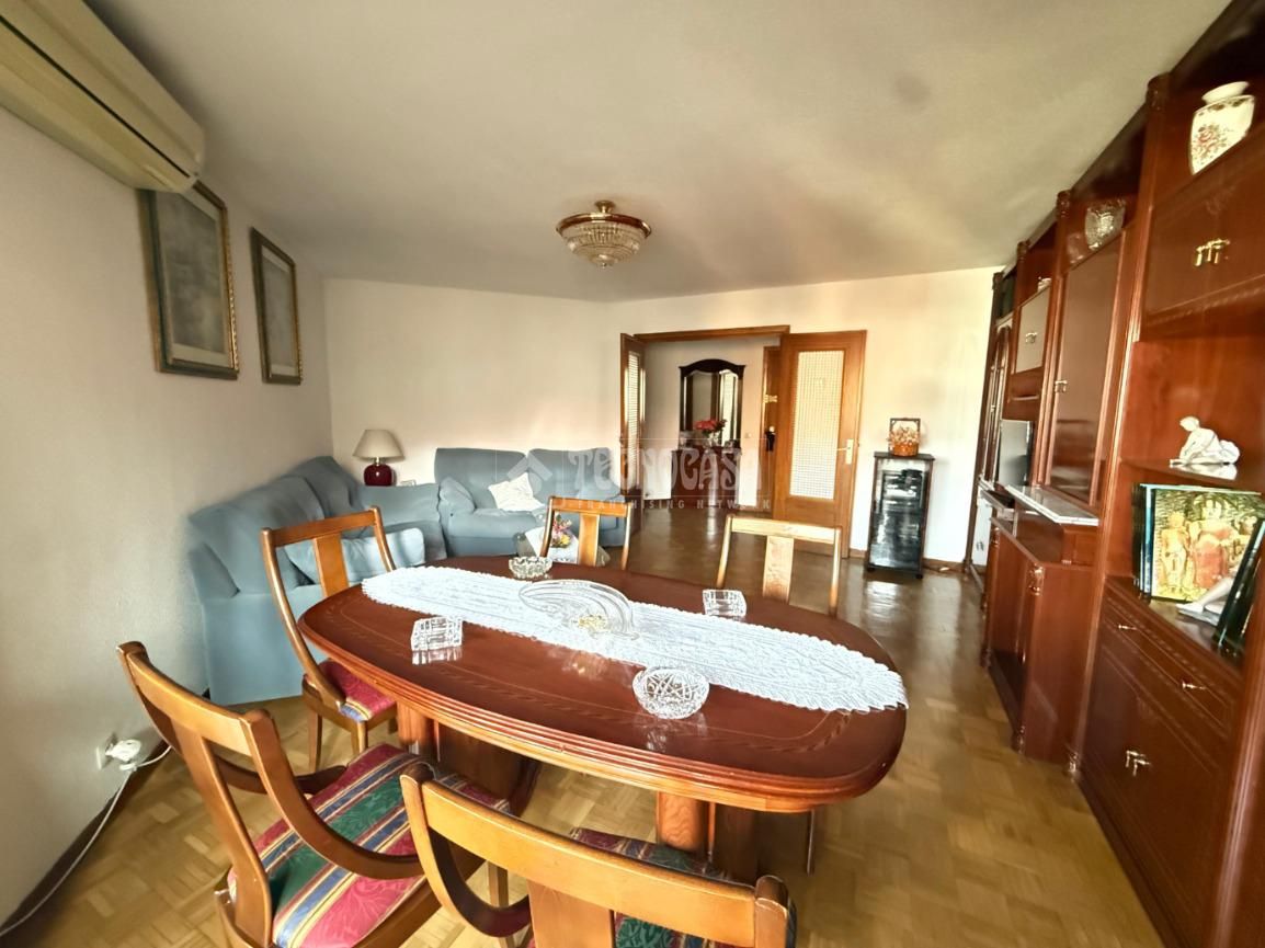 Living room of Flat for sale in Tres Cantos  with Air Conditioner, Heating and Parquet flooring
