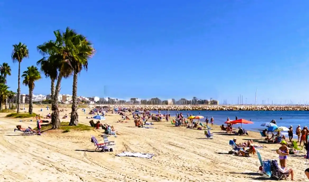 Vista exterior de Casa adosada en venta en Torrevieja con Aire acondicionado, Terraza y Amueblado