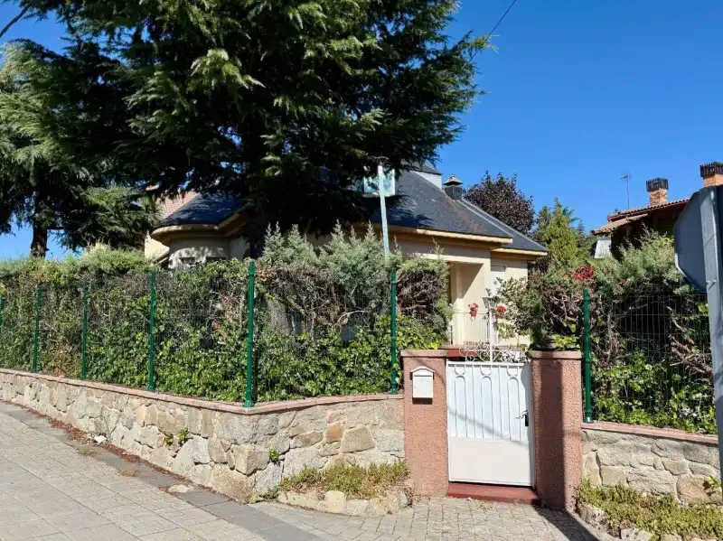 Vista exterior de Casa o xalet en venda en El Espinar amb Calefacció, Jardí privat i Parquet