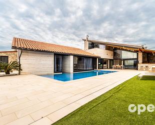 Exterior view of Single-family semi-detached for sale in Terrassa  with Air Conditioner, Terrace and Swimming Pool