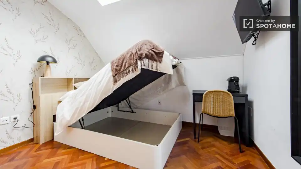Bedroom of Flat for share in Hortaleza