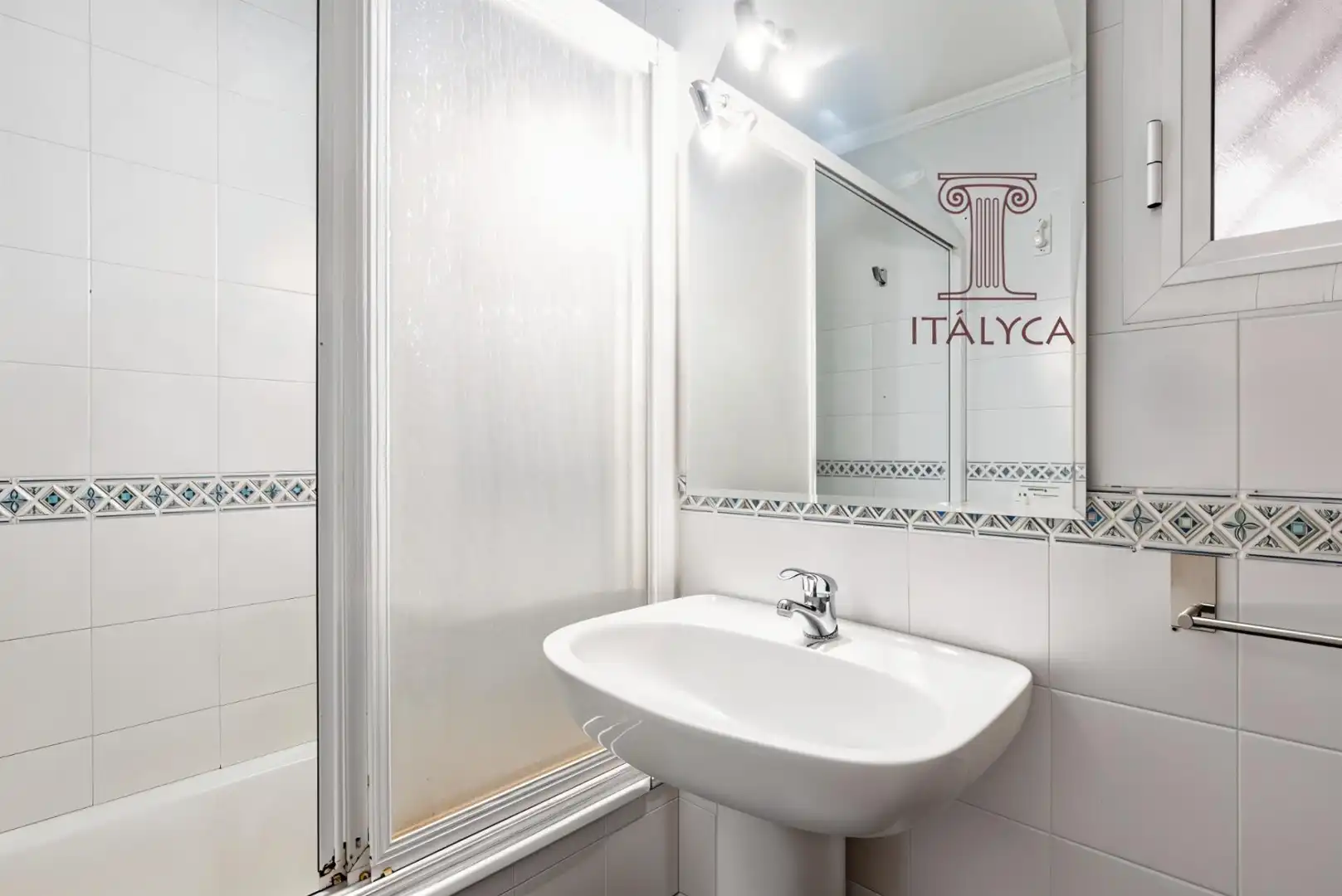 Baño de Casa adosada en venta en Tomares con Aire acondicionado, Terraza y Trastero