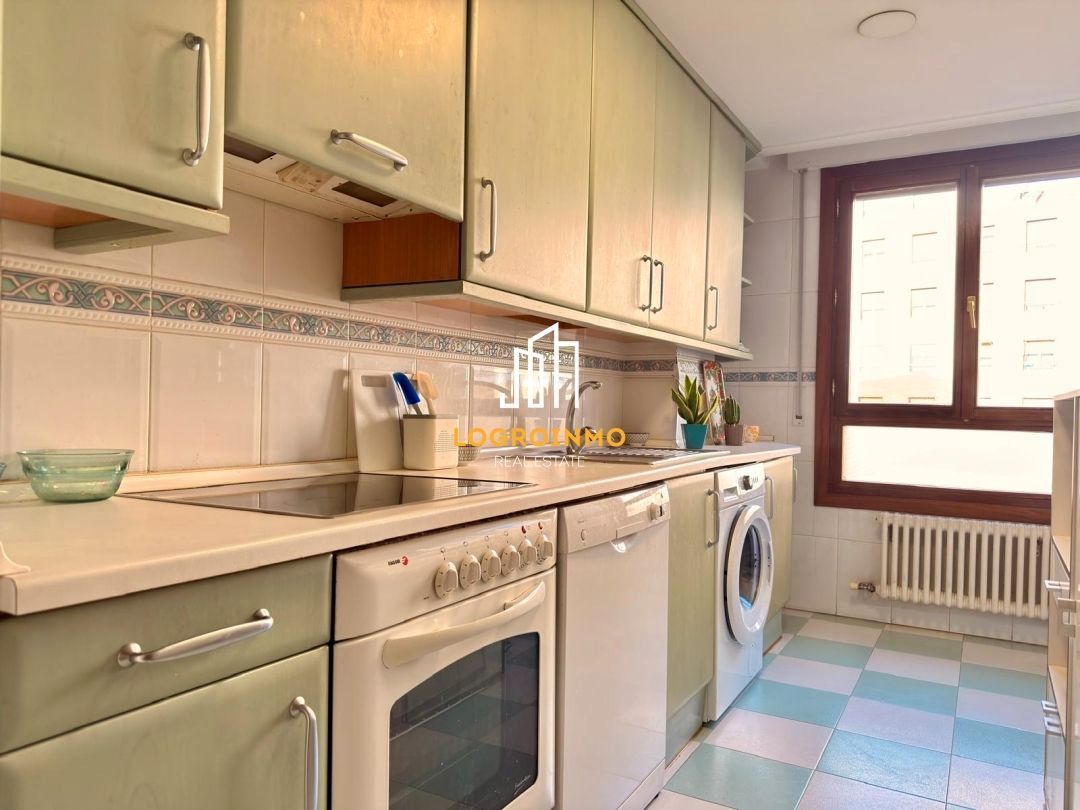 Kitchen of Flat for sale in  Logroño  with Heating and Storage room