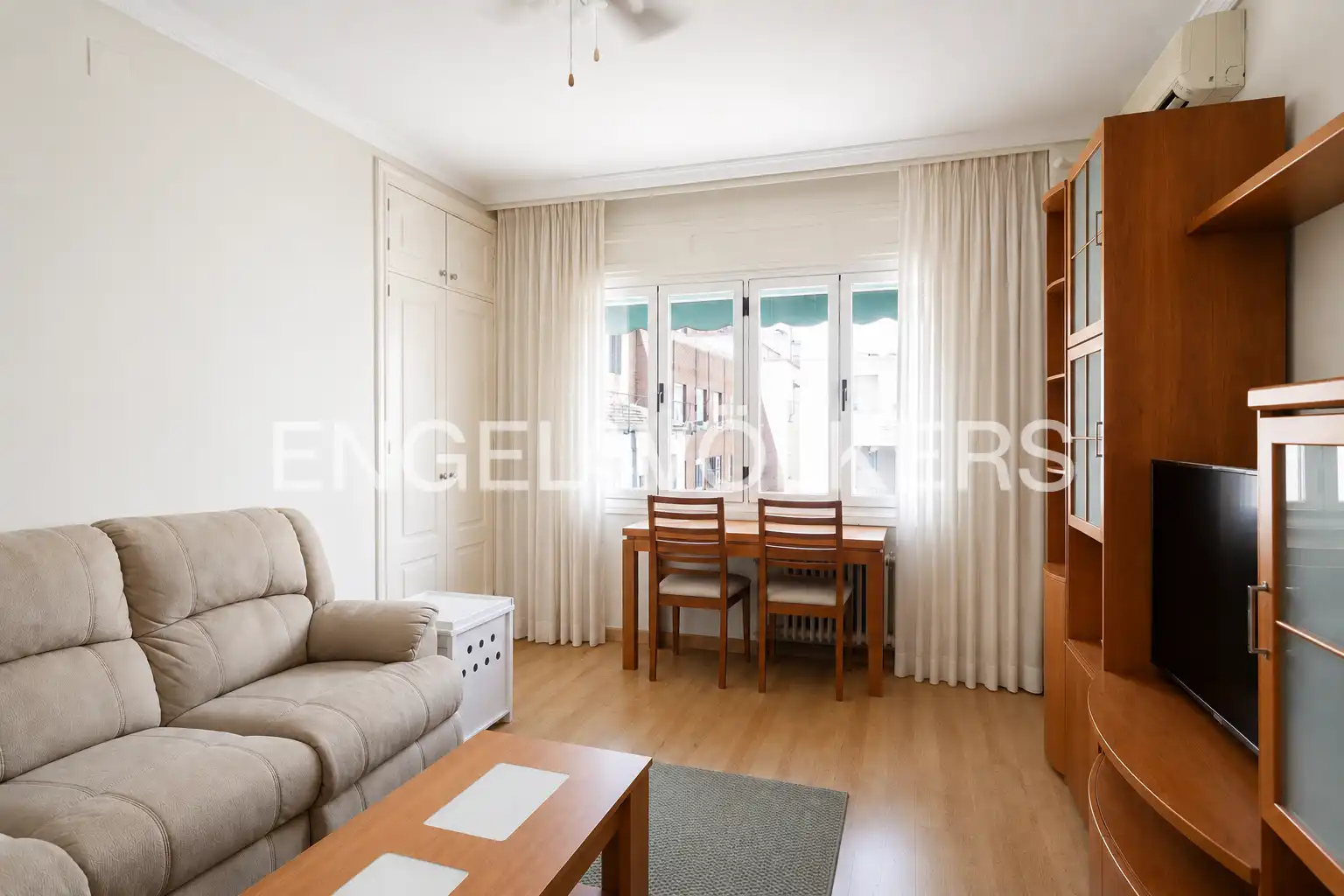 Living room of Flat for rent in Madrid  with Air Conditioner and Heating
