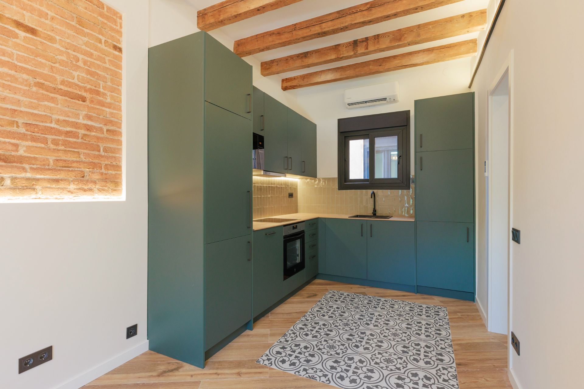 Kitchen of Flat for sale in  Barcelona Capital  with Air Conditioner, Heating and Oven