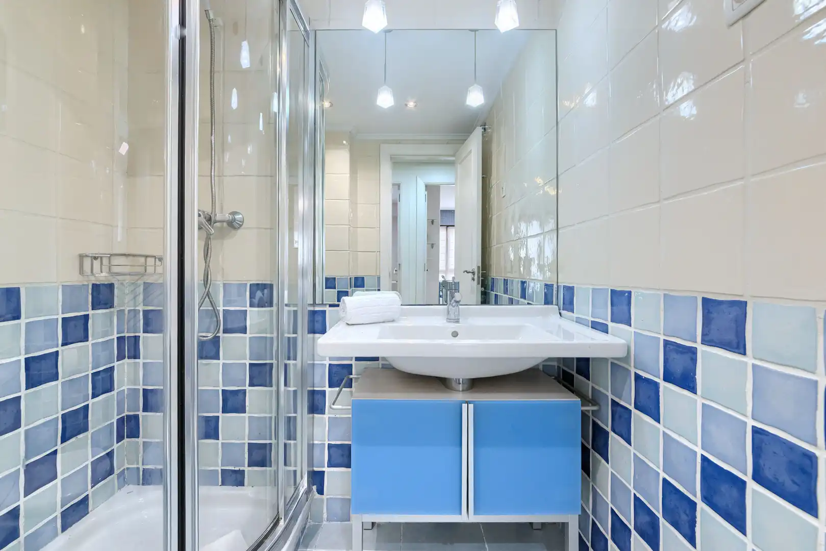 Bathroom of Flat for rent in Bilbao   with Heating, Furnished and Oven