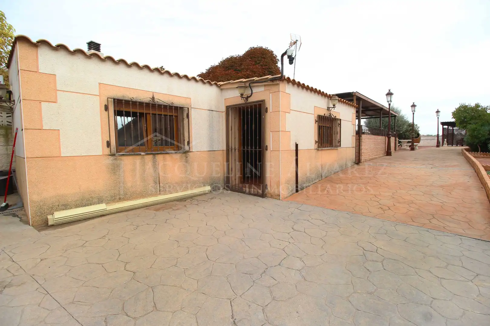 Vista exterior de Casa o xalet en venda en Yeles amb Calefacció, Jardí privat i Piscina