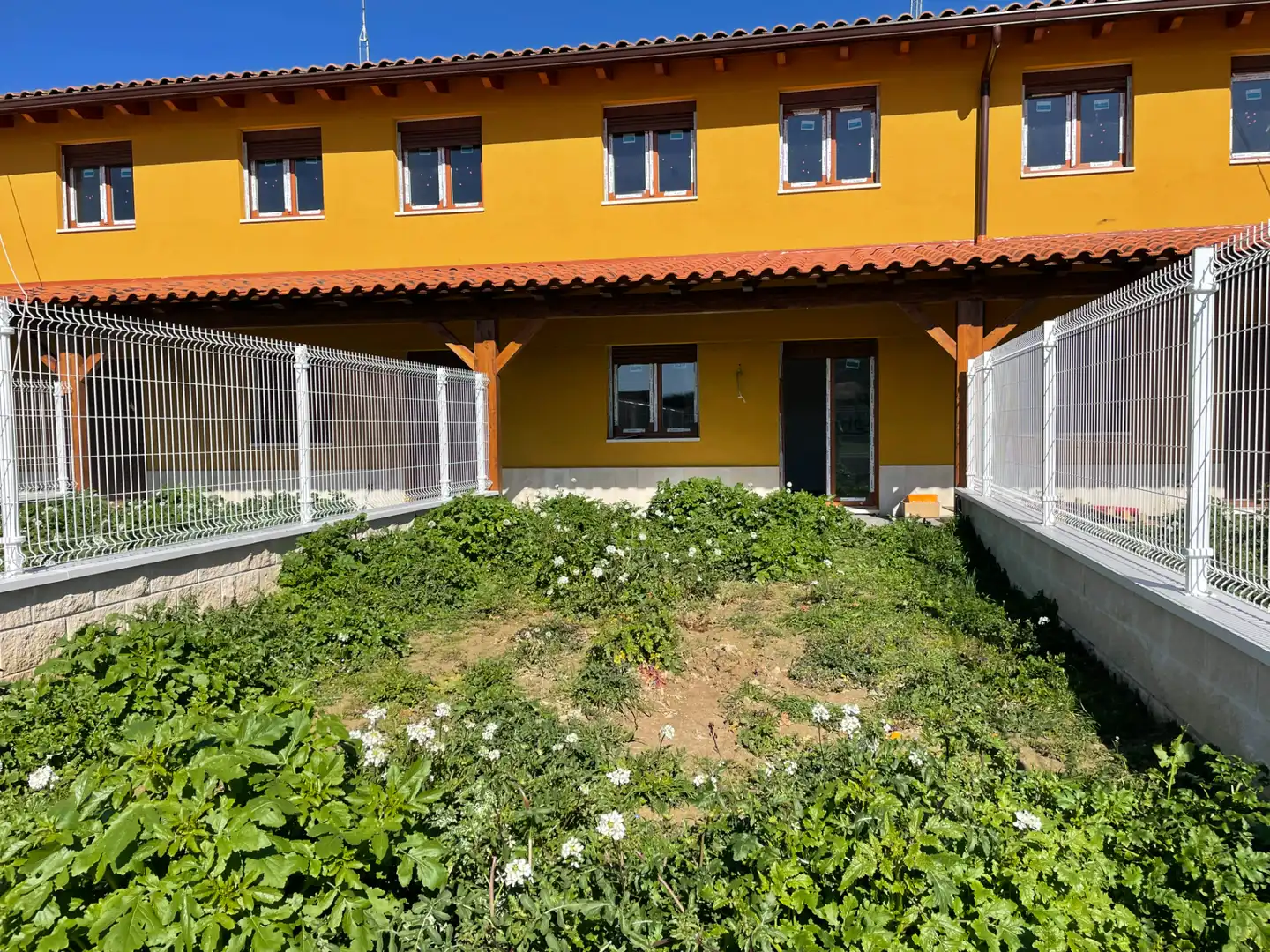 Vista exterior de Casa adosada en venda en Herramélluri amb Calefacció i Jardí privat