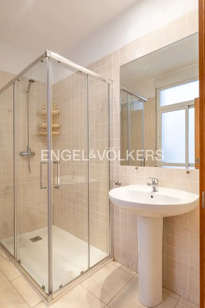 Badezimmer von Wohnung zum Verkauf in Madrid mit Heizung, Abstellraum und Balkon