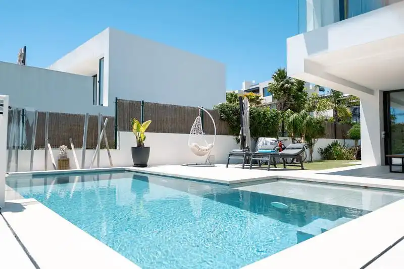 Swimming pool of Houses for rent in Estepona  with Air Conditioner, Heating and Private garden