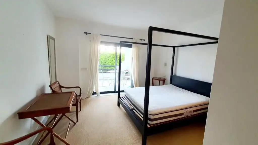 Dormitori de Apartament de lloguer en Sotogrande amb Aire condicionat, Calefacció i Terrassa