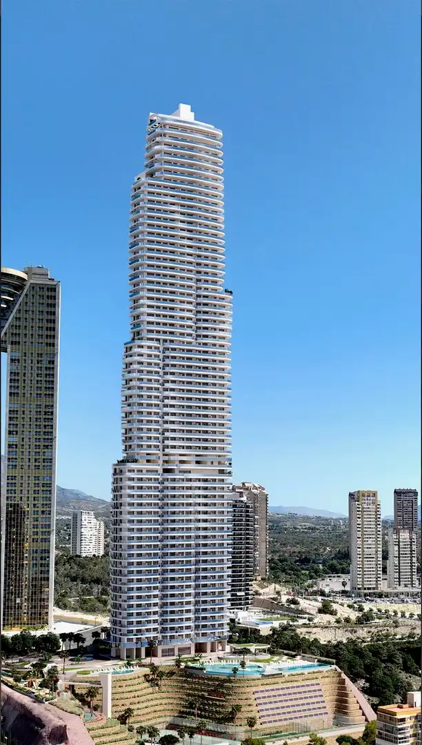 Vista exterior de Àtic en venda en Benidorm amb Aire condicionat, Terrassa i Piscina