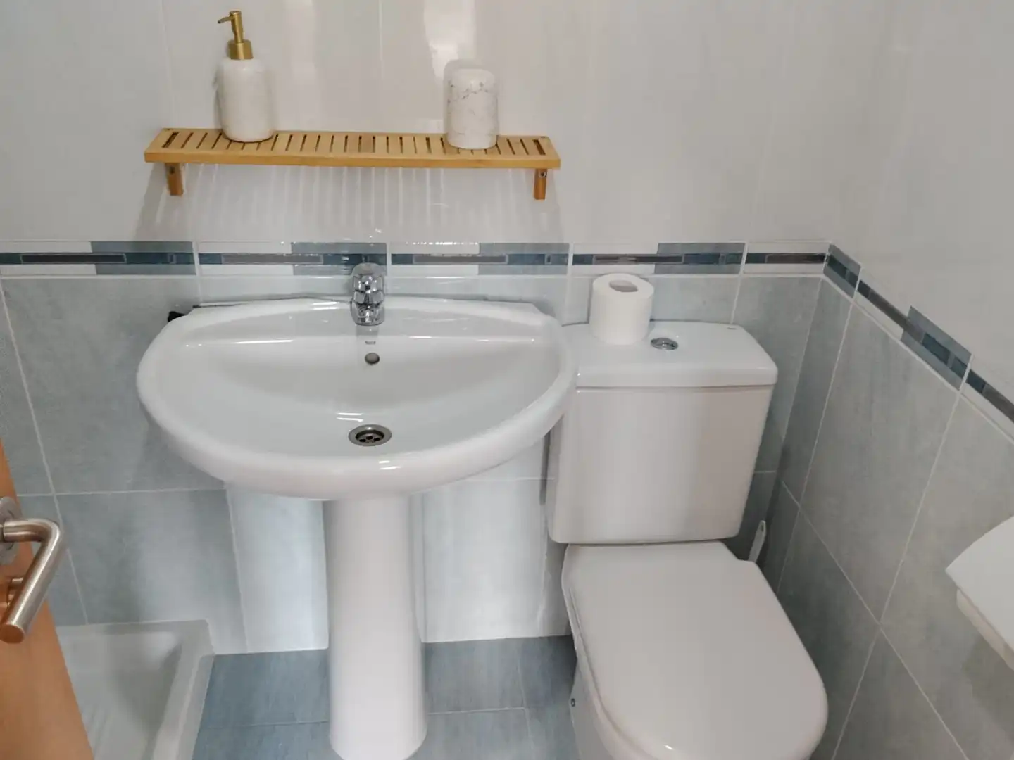 Badezimmer von Wohnungen zur Miete in Fisterra mit Abstellraum, Möbliert und Ofen