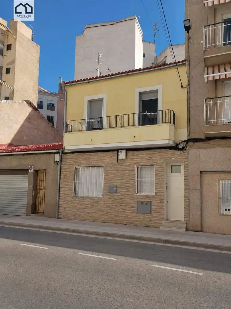 Vista exterior de Edifici en venda en Elche / Elx