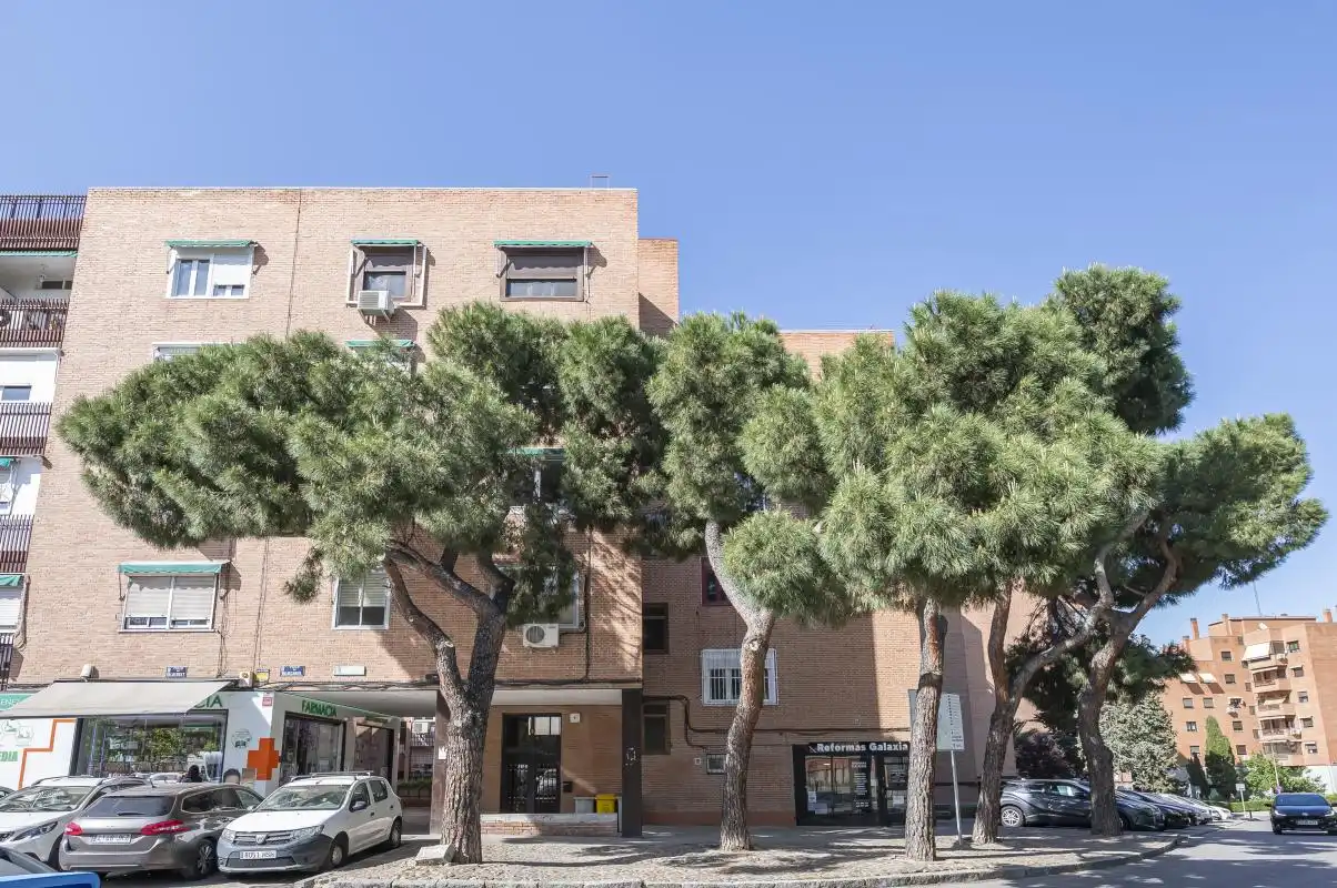 Vista exterior de Pis en venda en Madrid amb Calefacció