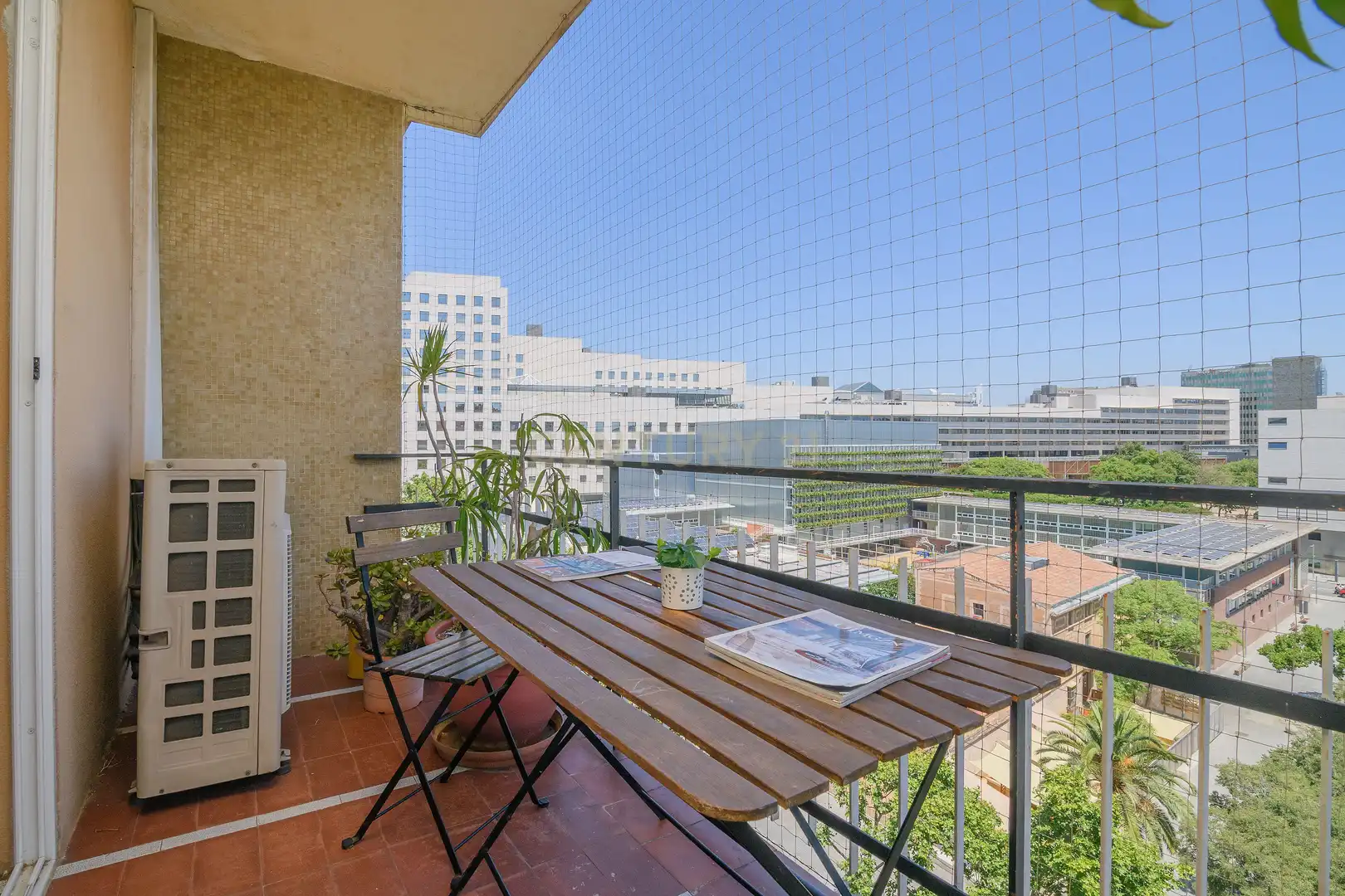 Terrasse von Wohnung zum Verkauf in Barcelona mit Klimaanlage, Ofen und Mikrowelle