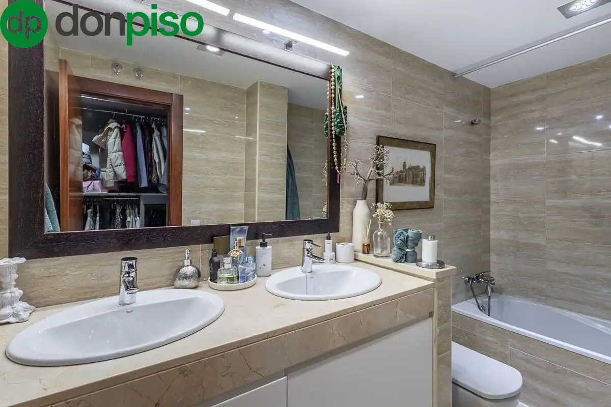Bathroom of Flat for sale in Granada  with Air Conditioner, Terrace and Community pool