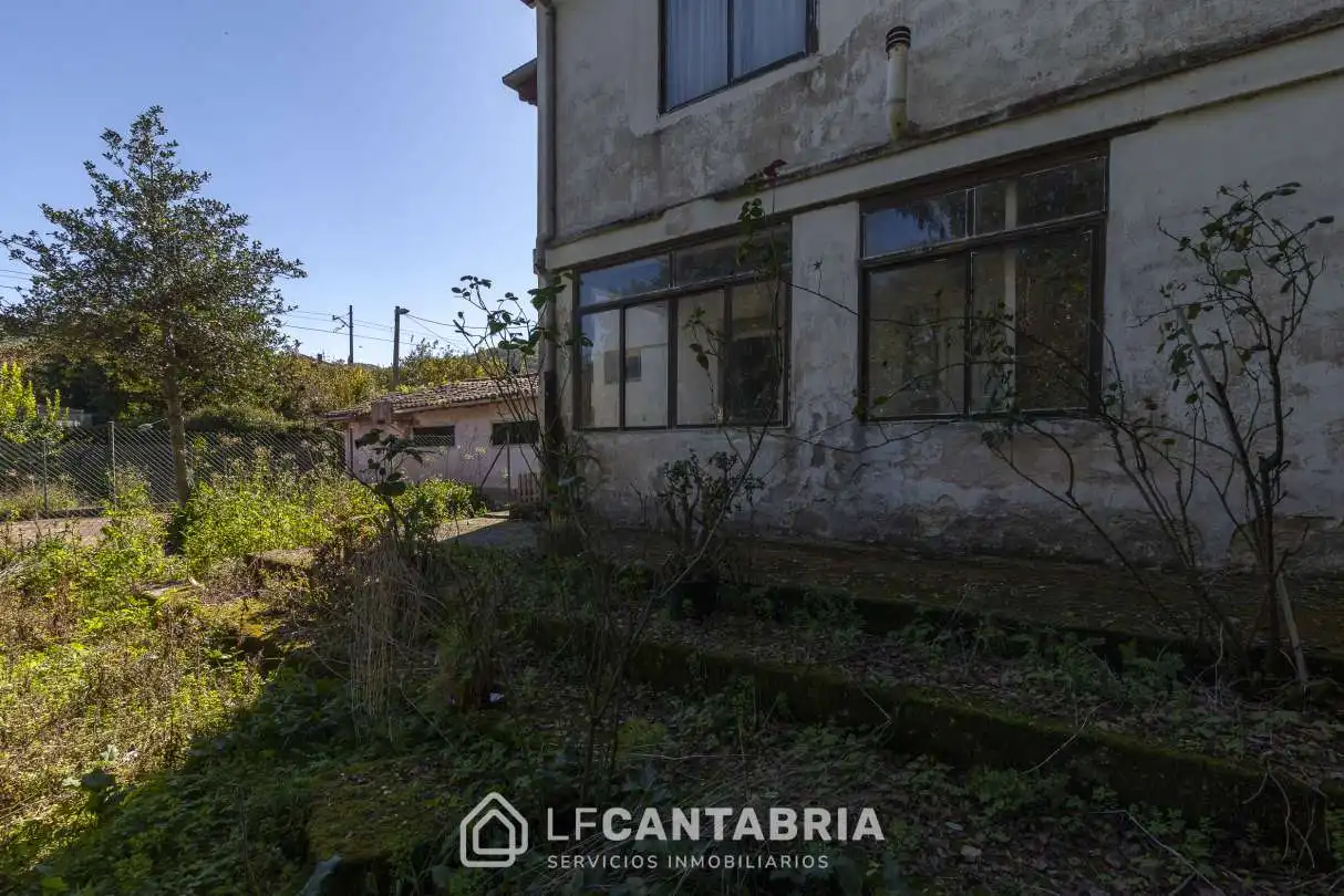 Vista exterior de Casa o xalet en venda en Torrelavega  amb Jardí privat