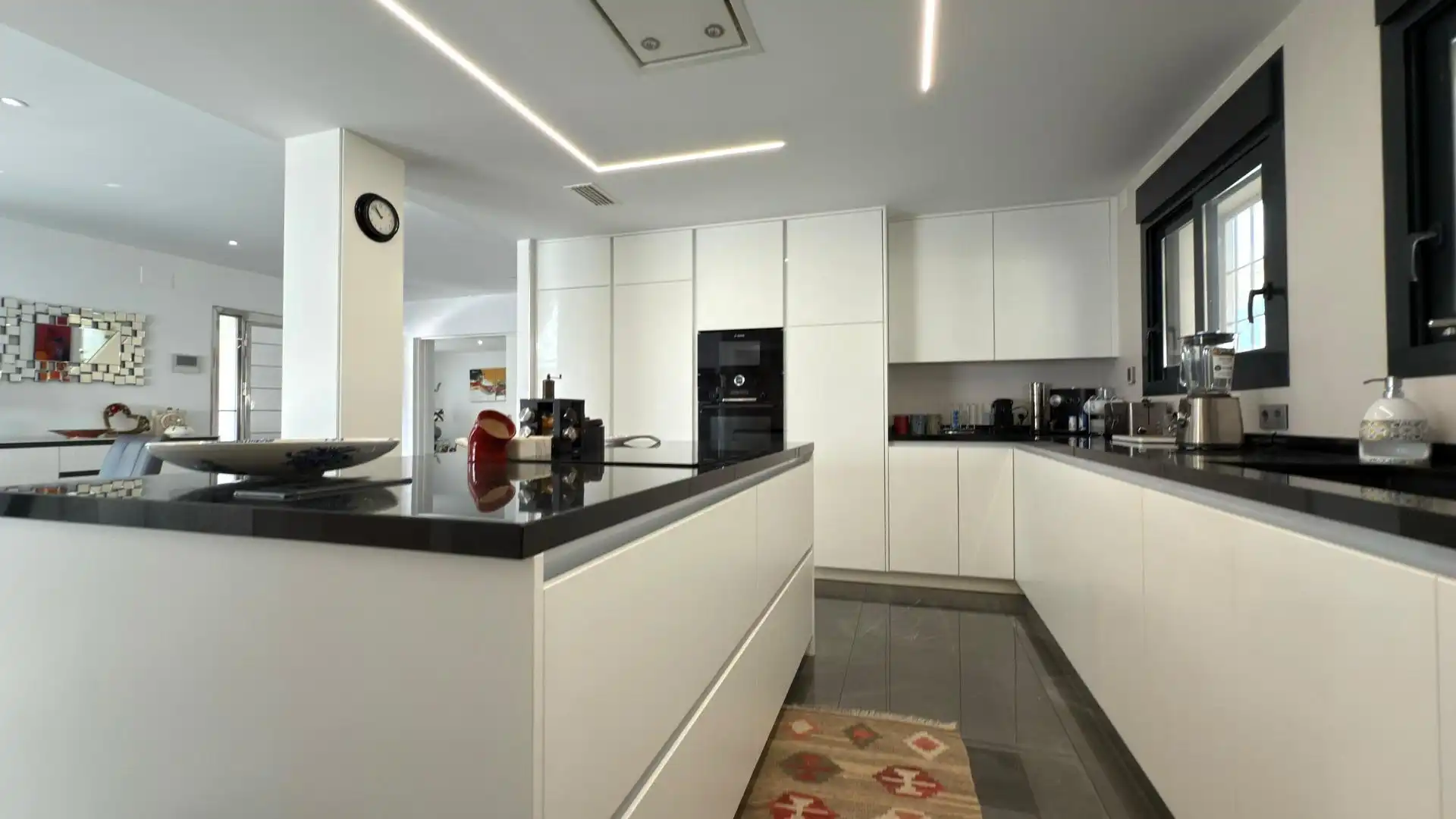 Cocina de Casa o chalet en venta en Sant Joan d'Alacant con Aire acondicionado, Calefacción y Jardín privado