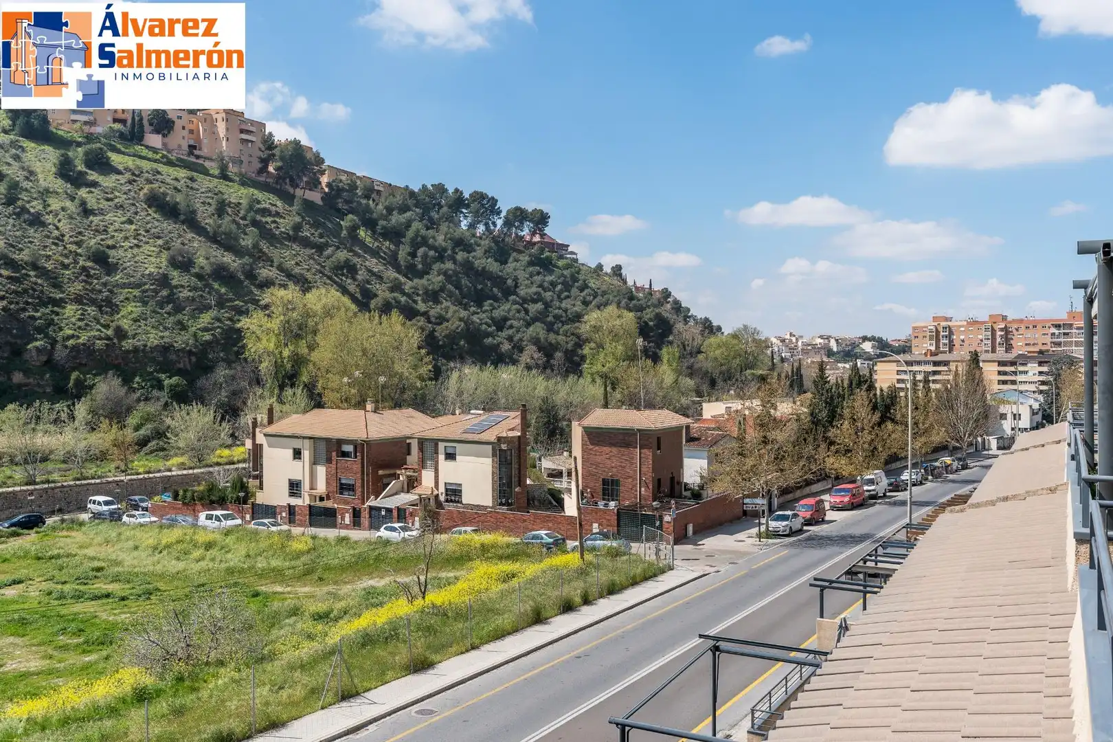 Außenansicht von Einfamilien-Reihenhaus zum Verkauf in Granada mit Privatgarten und Balkon
