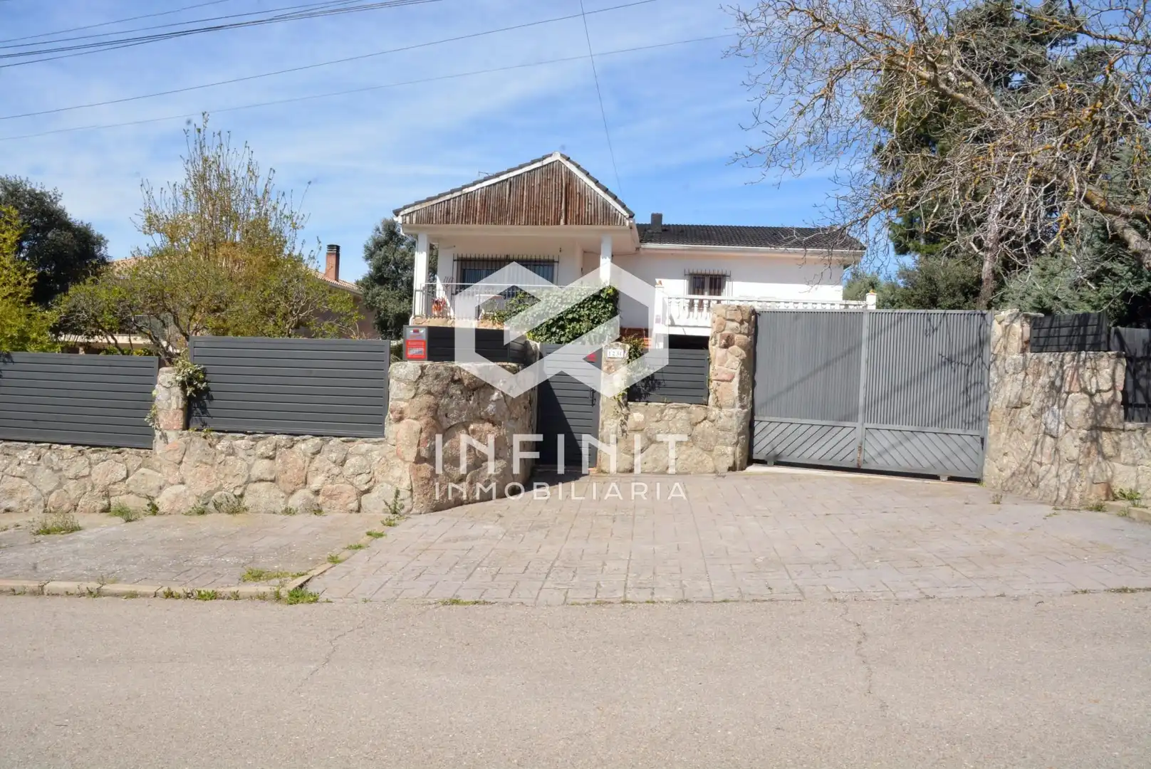 Vista exterior de Casa o chalet en venta en Valdeaveruelo con Calefacción, Jardín privado y Terraza