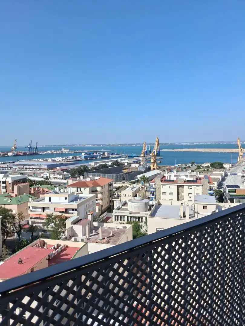 Vista exterior de Piso de alquiler en Cádiz con Aire acondicionado y Balcón