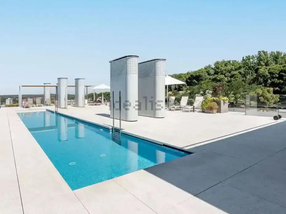 Swimming pool of Flat for rent in  Madrid Capital  with Air Conditioner, Swimming Pool and Balcony