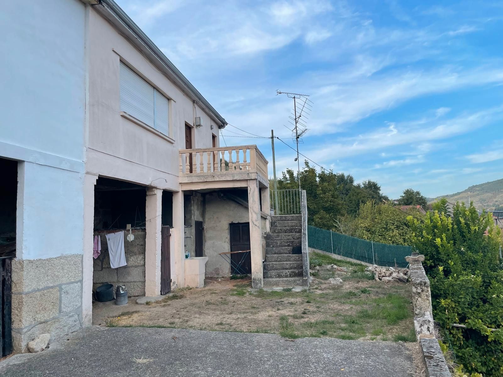 Vista exterior de Finca rústica en venda en Cenlle amb Calefacció, Jardí privat i Parquet