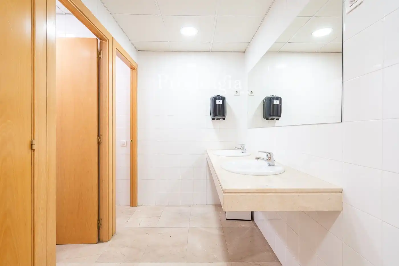 Baño de Oficina de alquiler en Barcelona con Aire acondicionado y Calefacción