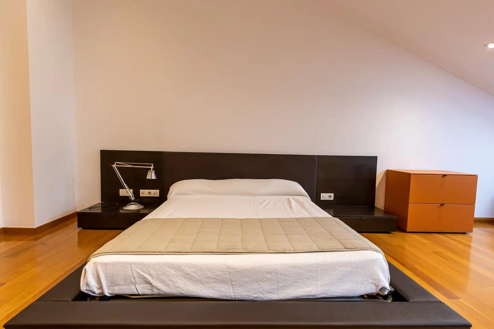 Dormitori de Dúplex de lloguer en Ourense Capital  amb Aire condicionat, Calefacció i Parquet