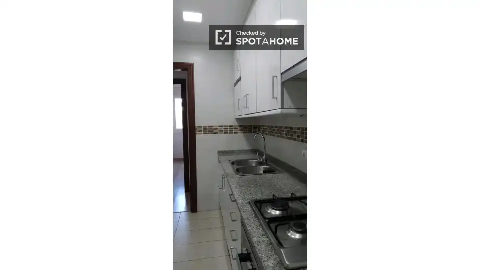 Cocina de Piso para compartir en Barcelona con Aire acondicionado, Calefacción y Amueblado