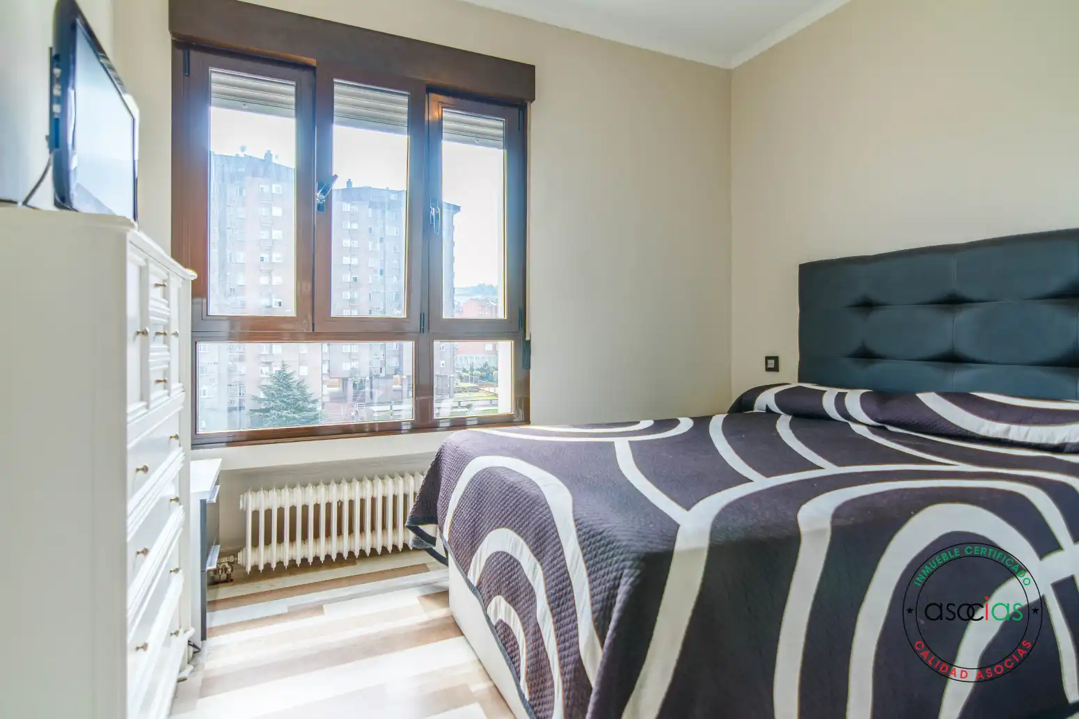 Dormitori de Pis en venda en Oviedo  amb Calefacció, Parquet i Traster