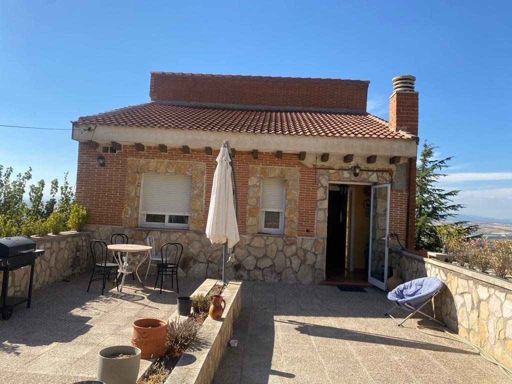 Vista exterior de Casa o xalet en venda en Guadalajara Capital amb Aire condicionat, Calefacció i Jardí privat