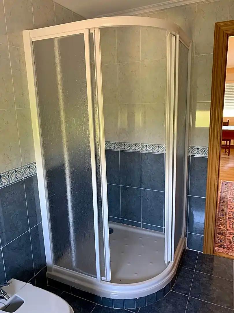 Bany de Casa o xalet en venda en  Logroño amb Calefacció, Parquet i Terrassa