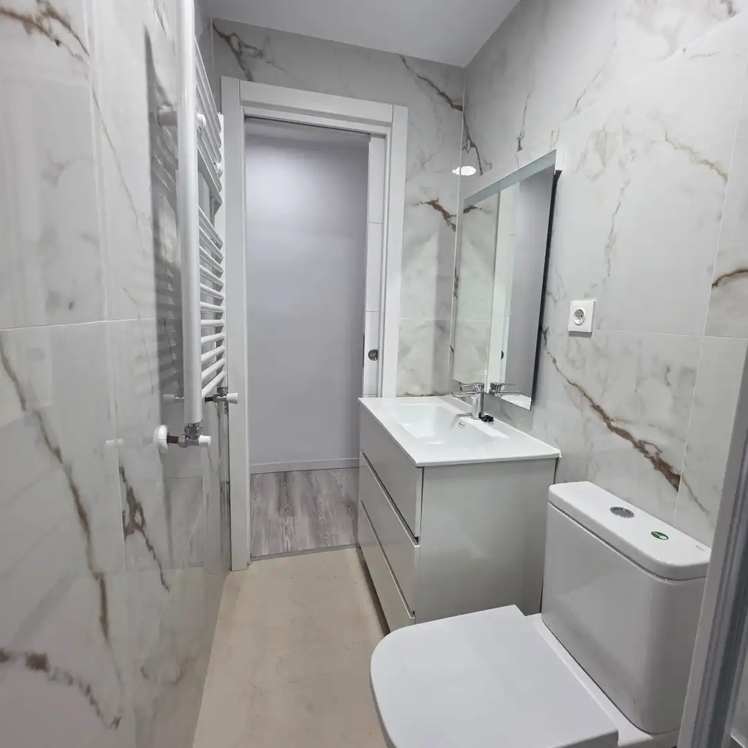 Bathroom of Flat for sale in Madrid  with Heating, Private garden and Furnished