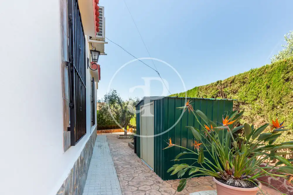 Vista exterior de Casa o chalet en venta en Montroi / Montroy con Aire acondicionado, Calefacción y Jardín privado