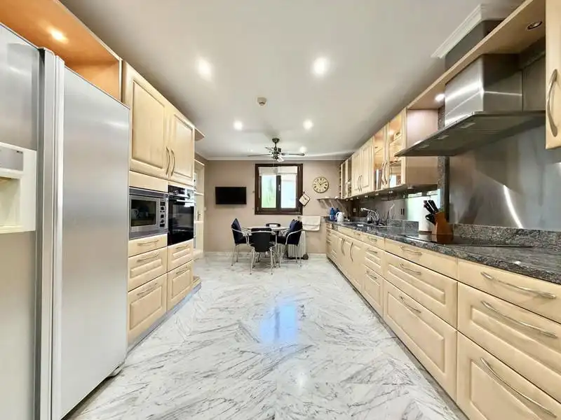 Cocina de Apartamento de alquiler en Marbella con Aire acondicionado, Calefacción y Terraza