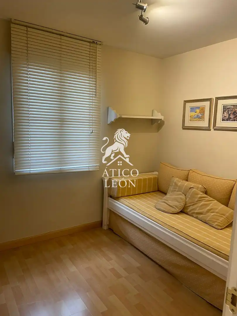 Habitación de Piso en venta en León Capital  con Calefacción y Trastero