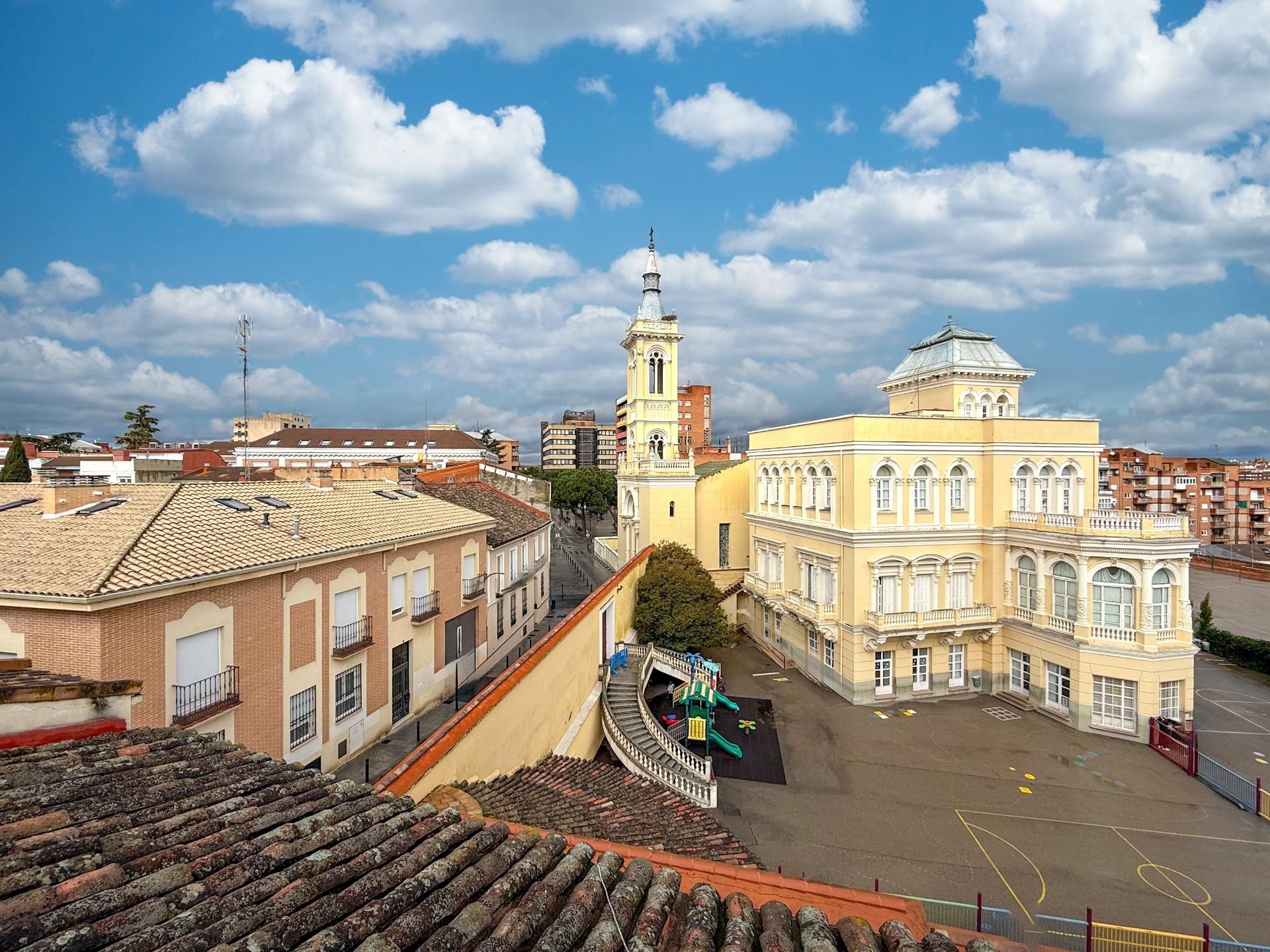Vista exterior de Casa o xalet en venda en Guadalajara Capital amb Calefacció i Terrassa
