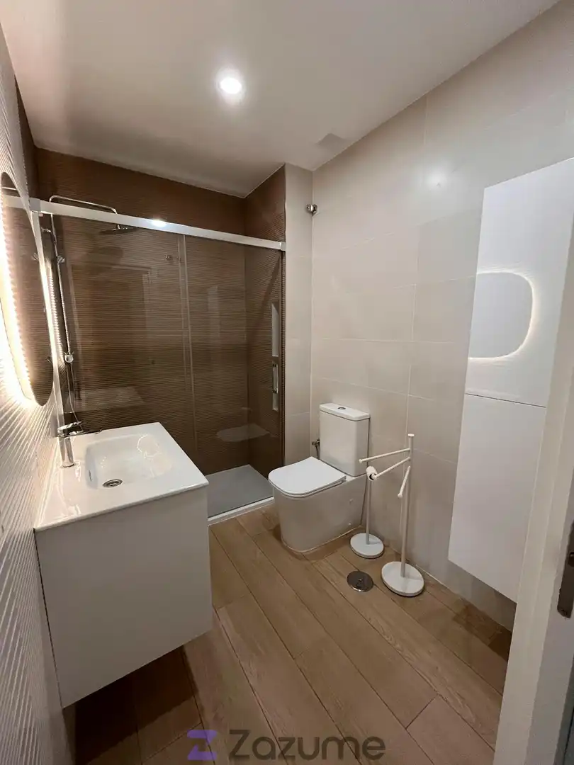 Bathroom of Flat for rent in Granada  with Air Conditioner, Heating and Washing machine