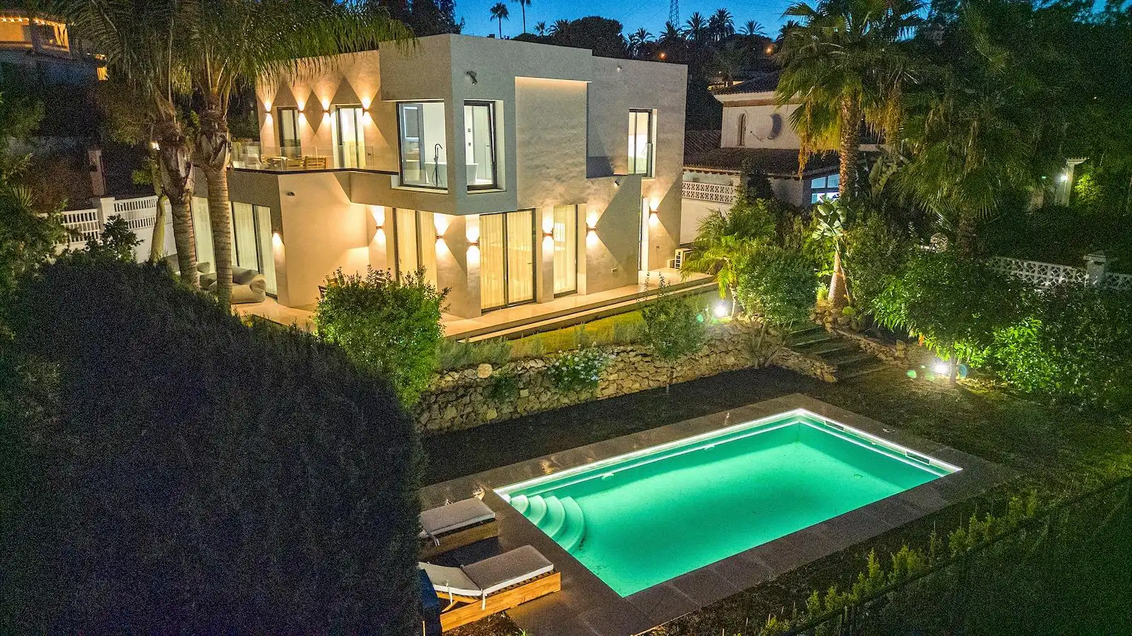 Detached house with pool for sale in Nueva Andalucía