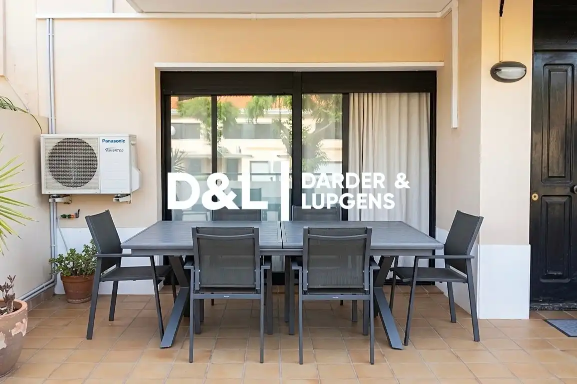 Terrasse von Einfamilien-Reihenhaus zum Verkauf in Vilanova i la Geltrú mit Klimaanlage, Heizung und Privatgarten
