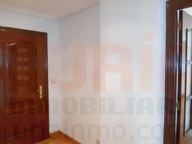 Schlafzimmer von Wohnung zur Miete in Oviedo  mit Heizung, Abstellraum und Ofen