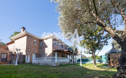 Vista exterior de Casa o xalet en venda en Las Rozas de Madrid amb Aire condicionat, Calefacció i Jardí privat