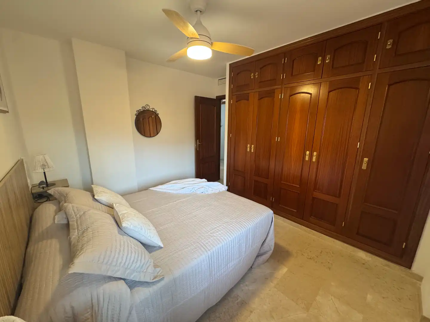 Dormitori de Apartament de lloguer en Fuengirola amb Aire condicionat, Terrassa i Moblat