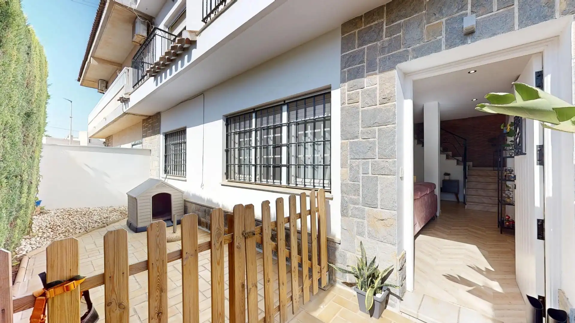 Vista exterior de Casa o xalet en venda en San Pedro del Pinatar amb Aire condicionat, Calefacció i Terrassa
