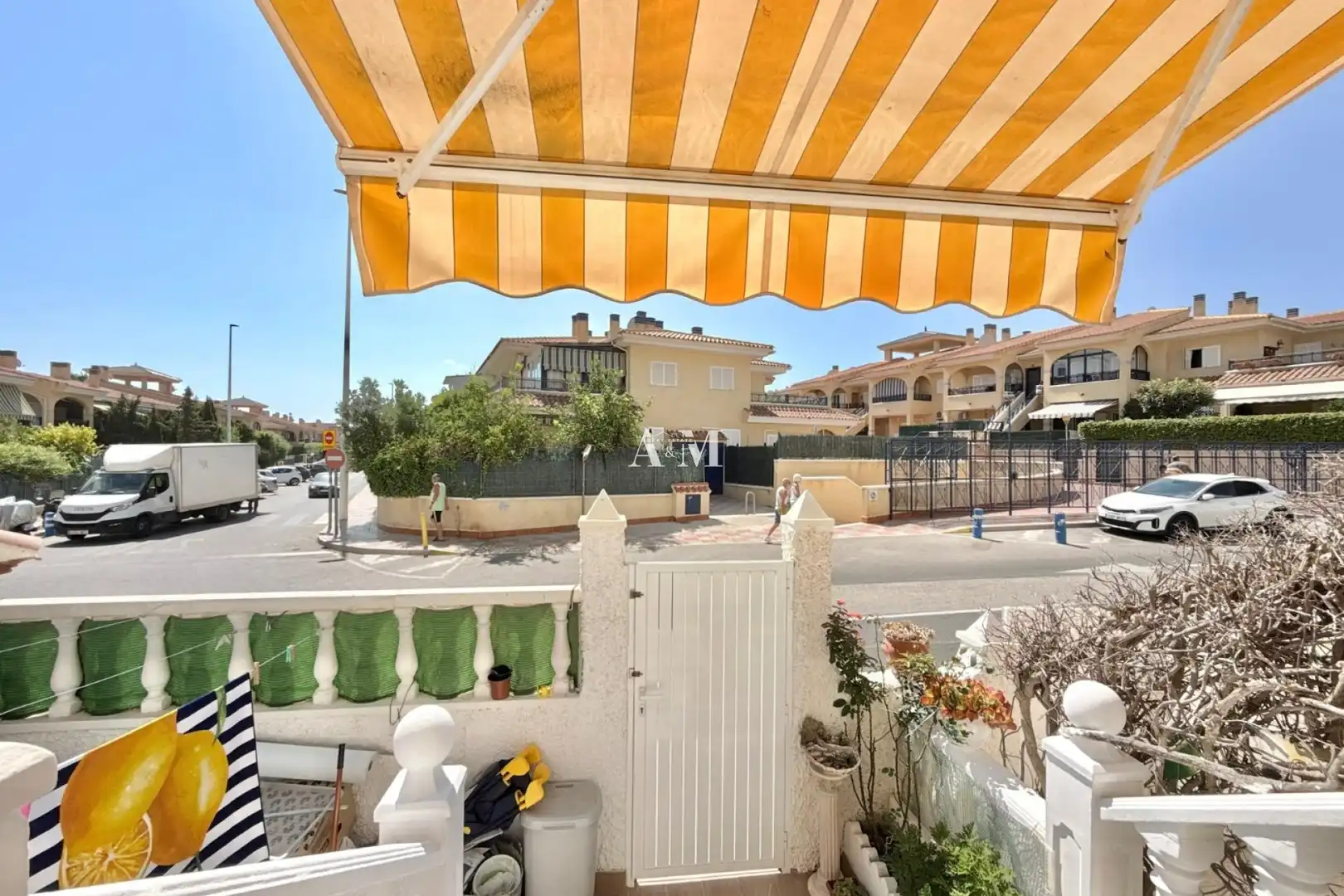 Vista exterior de Casa adosada de lloguer en Santa Pola amb Aire condicionat, Calefacció i Jardí privat
