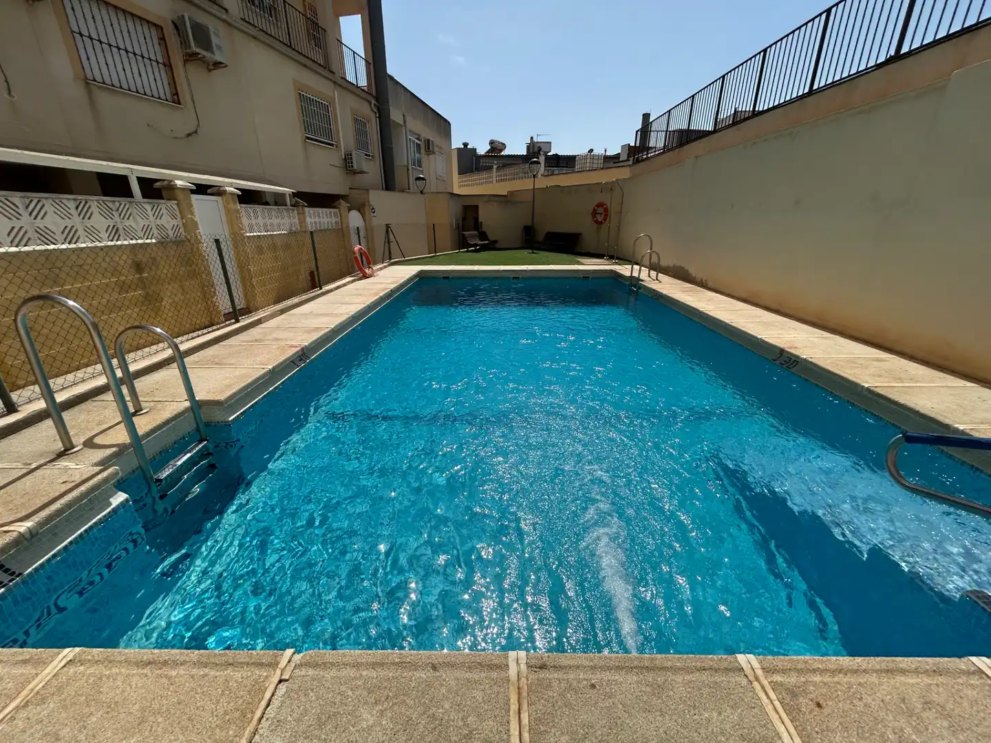 Piscina de Dúplex en venta en Almería con Aire acondicionado, Terraza y Piscina comunitaria