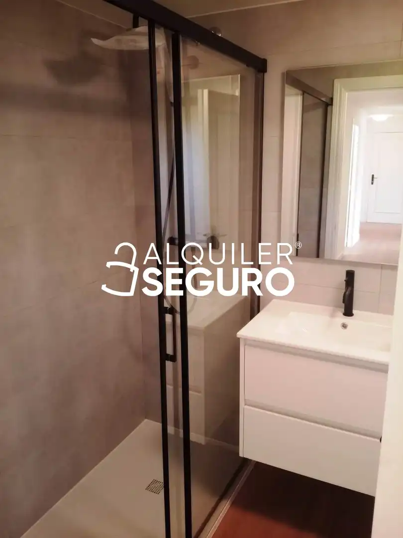 Baño de Piso de alquiler en Valladolid con Calefacción y Trastero