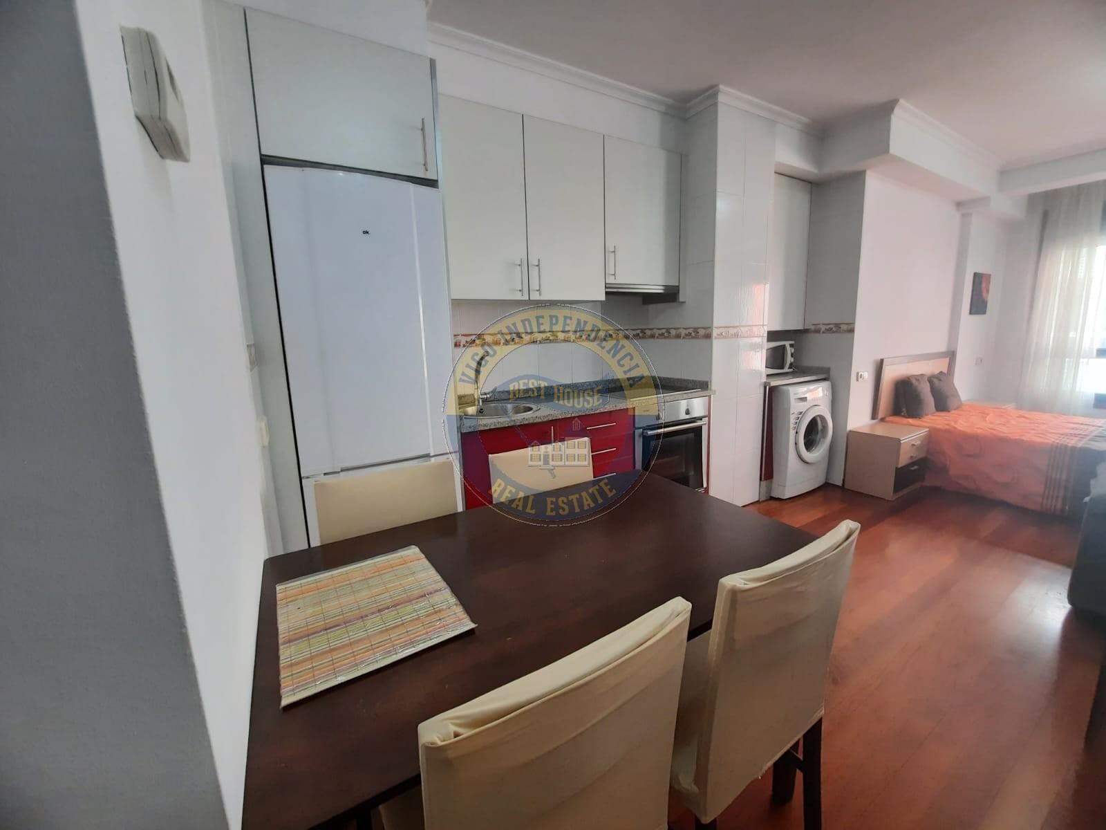 Cuina de Estudi en venda en Vigo  amb Calefacció, Parquet i Terrassa